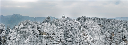 《峰峦雪皑》