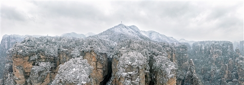 《银色奇峰》