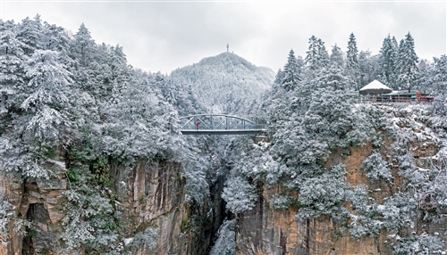 《峰峦雪景》