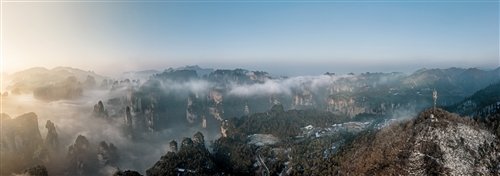 《奇峰云海漂浮》