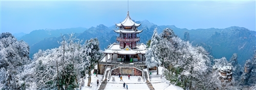 《阁前雪景》