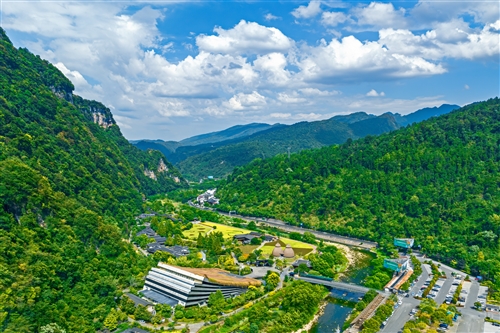 《峰谷景致》