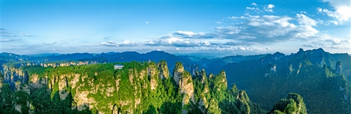 《千峰绿山日月行》