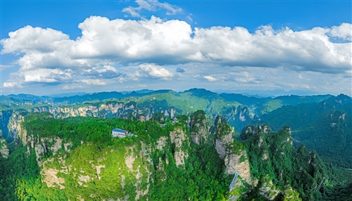 《峭壁悬峰索道穿行》