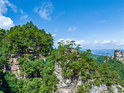 《峭壁悬峰扁带漫步》