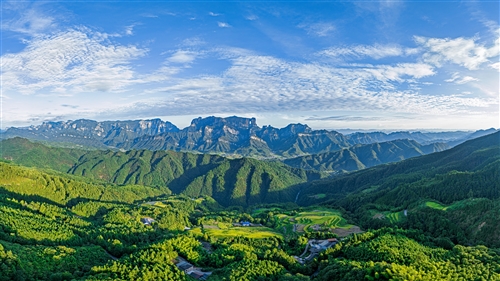 《美丽山村》