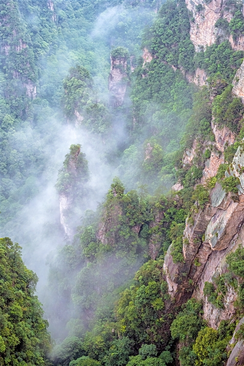 《山间雾飘》