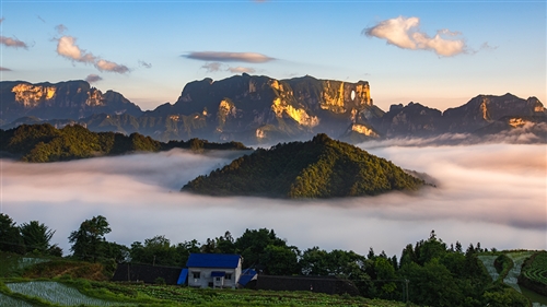 云雾缭绕天门山