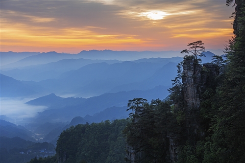 《武陵晨光》