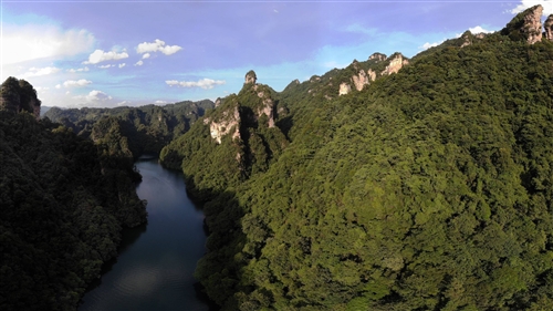 绿水青山幽 荡舟宝峰湖