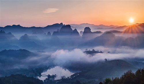 云雾缭绕三才峰
